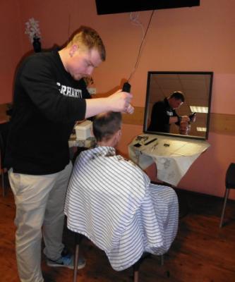 Barber v denním centru pro lidi bez domova