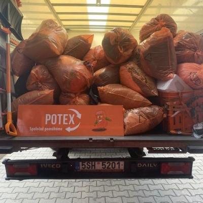 Oranžové kontejnery Potex pomáhají