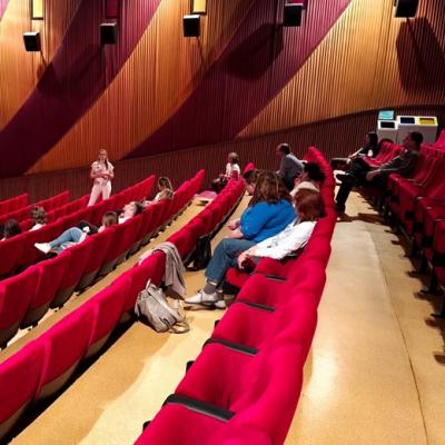 Diskuze o pomoci lidem v bytové nouzi při projekci dokumentu Dům bez východu