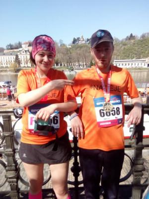 Náš klient Roman a sociální pracovnice Anička pokořili 21 km Sportisimo ½ Maratonu Praha! 